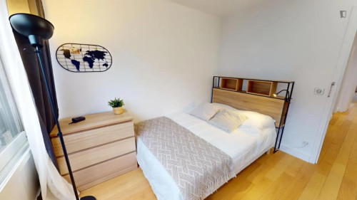 Bright double bedroom in the Saint-Lambert neighbourhood