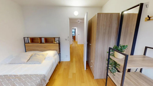 Bright double bedroom in the Saint-Lambert neighbourhood