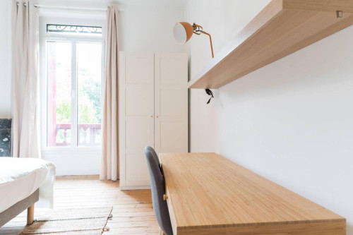 Shiny double ensuite bedroom near Parc de la Gaudinière