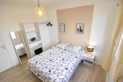 Appealing double bedroom in Choisy-le-Roi