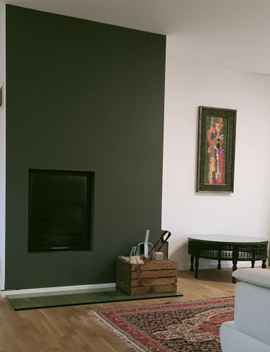 Bright apartment with fireplace and parquet flooring
