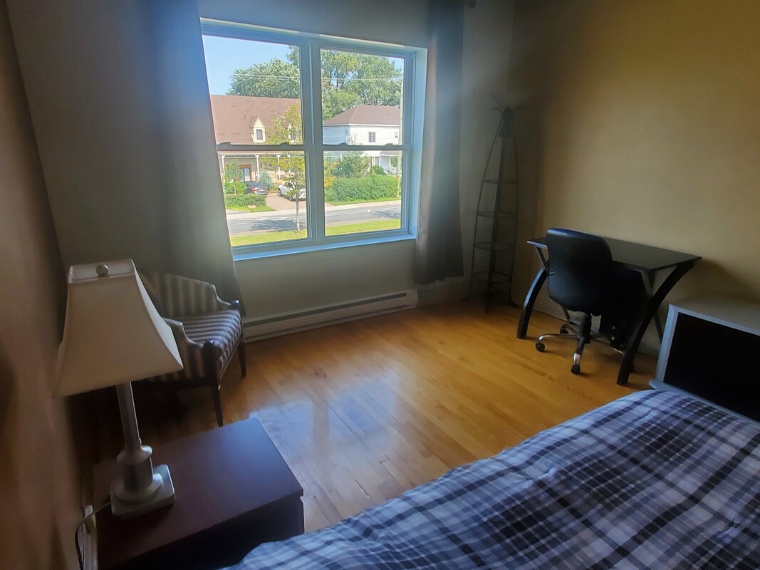  Large(Full Room)  -  Longueuil Metro Station - Downtown Access  - Gallery -  1