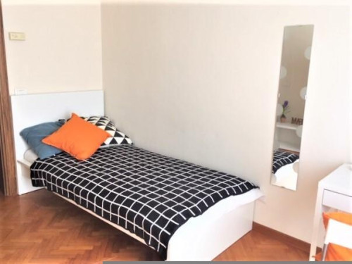 S. 23 Singola luminosa con balcone zona Campo di Marte