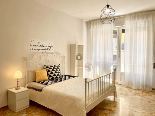 S. 43 Singola molto ampia e luminosa vicino al centro