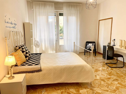 S. 43 Singola molto ampia e luminosa vicino al centro