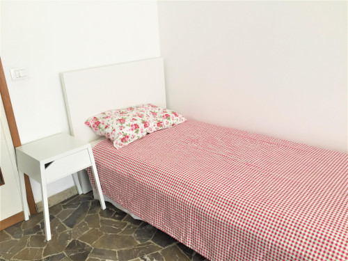 S. 40 Singola luminosa con balcone vicino al centro