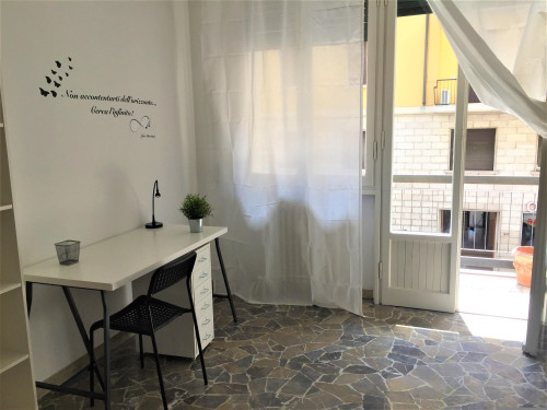 S. 40 Singola luminosa con balcone vicino al centro