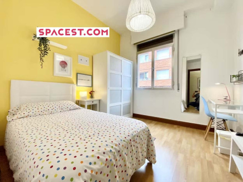 Habitación amplia y luminosa.,Huertas 4.
