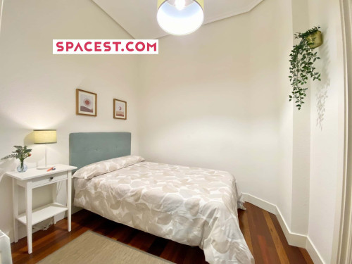 Gran habitación con tres estancias/Ledesma 5