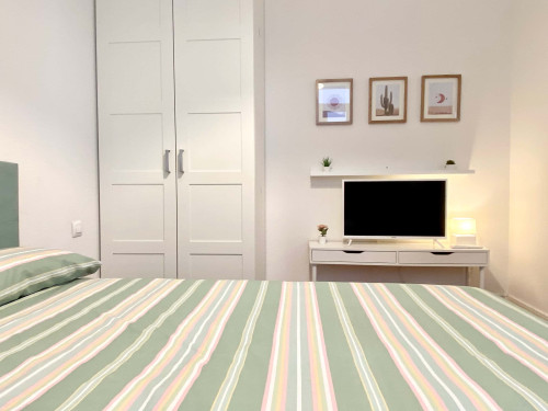 Ledesma 4 Habitación con sala de dormir y sala de trabajo o estudio.