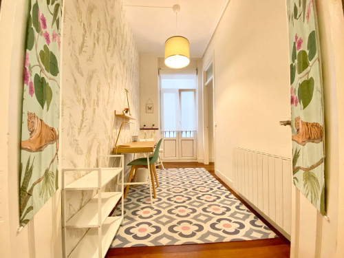 Ledesma 4 Habitación con sala de dormir y sala de trabajo o estudio.