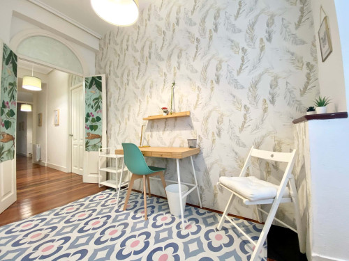 Ledesma 4 Habitación con sala de dormir y sala de trabajo o estudio.