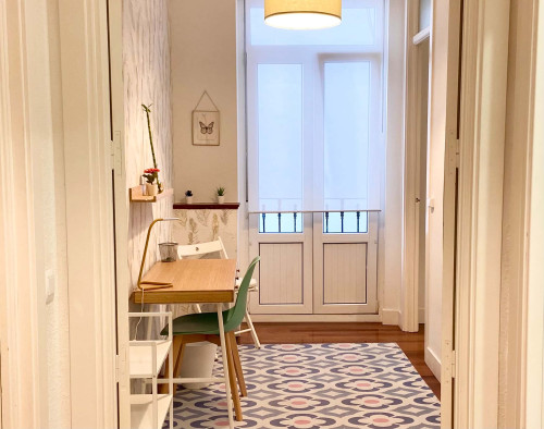 Ledesma 4 Habitación con sala de dormir y sala de trabajo o estudio.