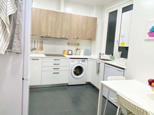 Habitación con sala privada y puerta independiente.Ledesma 1