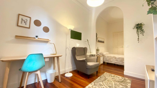 Habitación con sala privada y puerta independiente.Ledesma 1