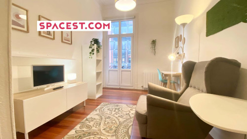 Habitación con sala privada y puerta independiente.Ledesma 1