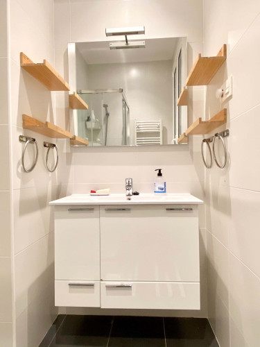 Habitación con sala privada y puerta independiente.Ledesma 1