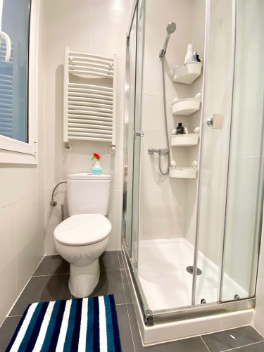 Habitación con sala privada y puerta independiente.Ledesma 1