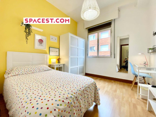 Habitación luminosa.Huertas 1