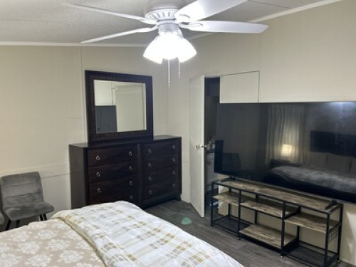 Furnished room with private bathroo