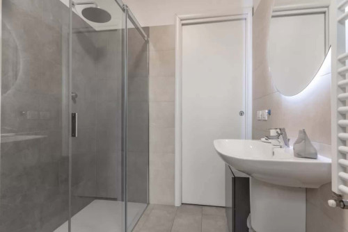 Moderno quadrilocale con terrazza in zona Cenisio