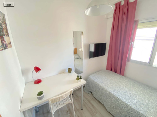 Sunny room near CENTER with A/C in apart., TV 32", lock door. WIFI, water incl. - Gallery - 2