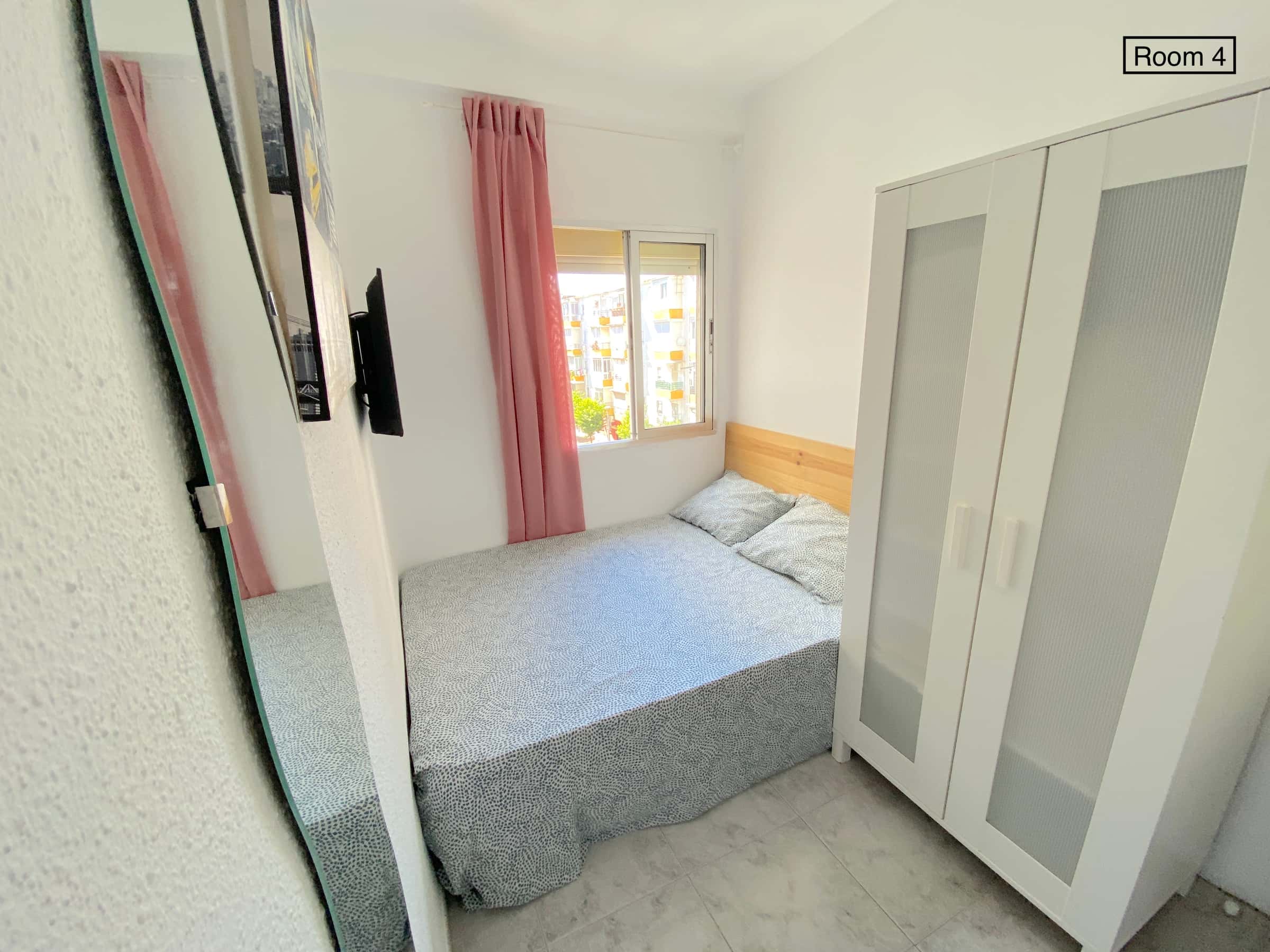 Deluxe Sunny Room Near CENTER With Double Bed, TV 32", Lock Door And WIFI Incl. - 2