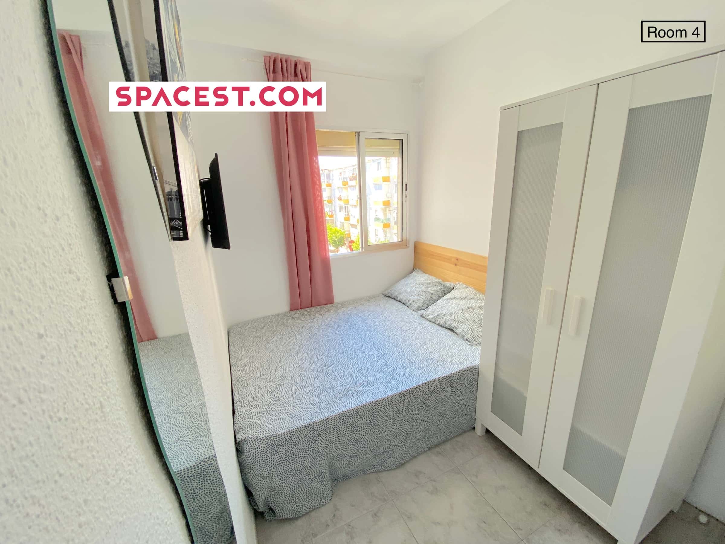Deluxe Sunny Room Near CENTER With Double Bed, TV 32", Lock Door And WIFI Incl. - 1