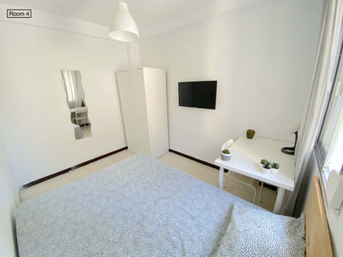 Sunny room near CENTER with A/C in apart., double bed, TV 32", lock door. WIFI and water incl. - Gallery - 6