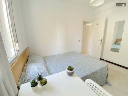 Sunny room near CENTER with A/C in apart., double bed, TV 32", lock door. WIFI and water incl. - Gallery - 3