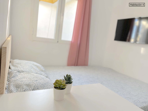 Sunny room near CENTER with A/C in apart., double bed, TV 32", lock door. WIFI and water incl. - Gallery - 6