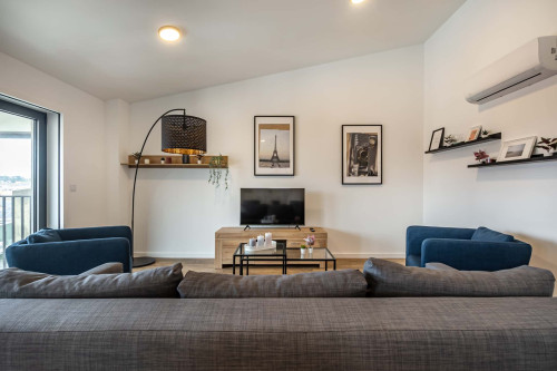 Elegant 2-bedroom apartment, fully equiped and balcony overlooking the river