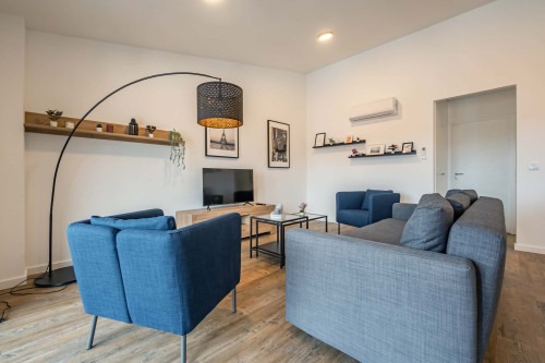 Elegant 2-bedroom apartment, fully equiped and balcony overlooking the river