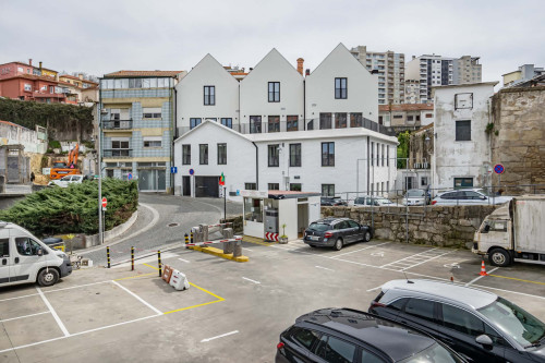 Elegant 2-bedroom apartment, fully equiped and balcony overlooking the river
