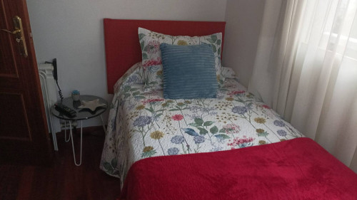 Room in a shared 3-bedroom apartment for rent in Vigo, only females, only students, all bills included.