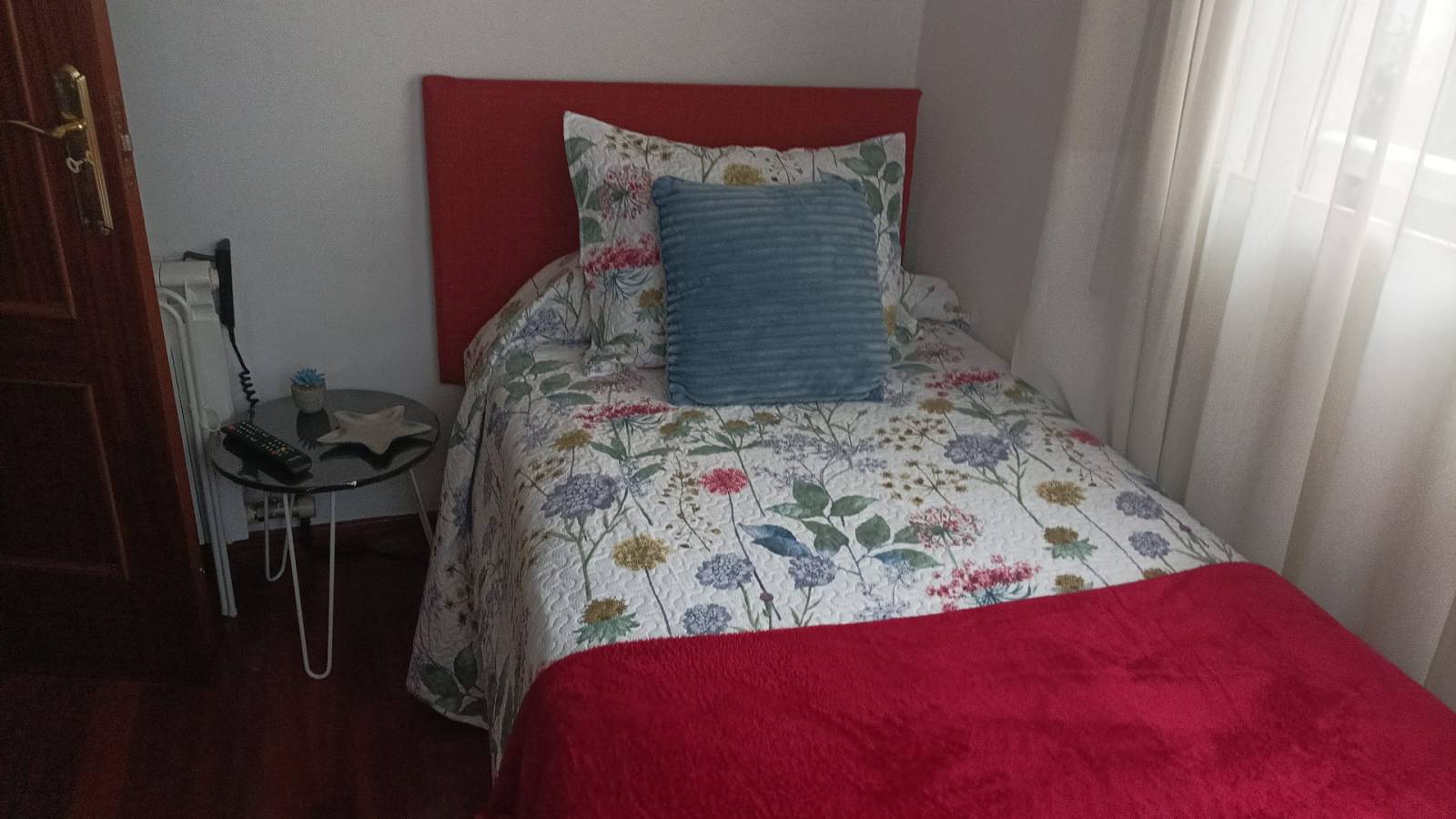 Bedroom 2 - Room in a shared 3-bedroom apartment for rent in Vigo, only females, only students, all bills included. - Gallery - 1