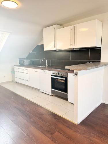 Modern & Fully Furnished Attic Apartment with 5 Single Beds – Ideal for Business Travelers - Gallery - 12