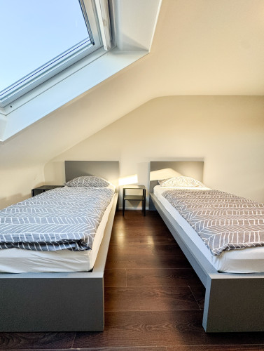 Modern & Fully Furnished Attic Apartment with 5 Single Beds – Ideal for Business Travelers