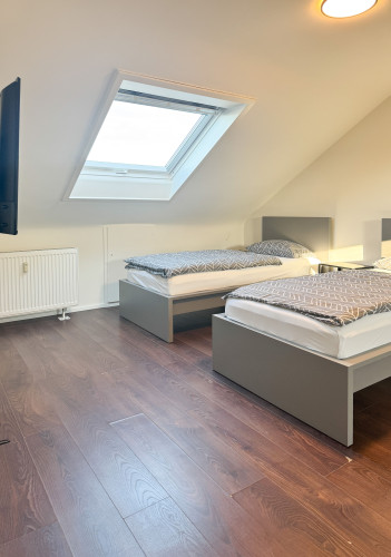 Modern & Fully Furnished Attic Apartment with 5 Single Beds – Ideal for Business Travelers - Gallery - 14