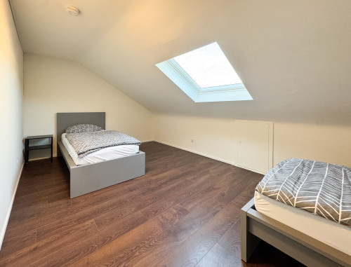 Modern & Fully Furnished Attic Apartment with 5 Single Beds – Ideal for Business Travelers