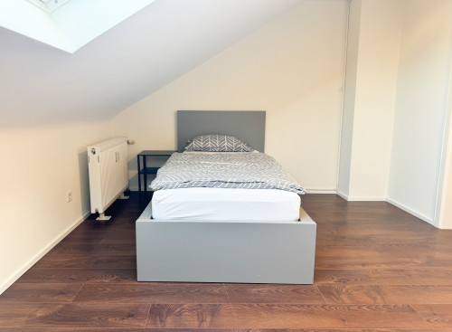 Modern & Fully Furnished Attic Apartment with 5 Single Beds – Ideal for Business Travelers - Gallery - 7