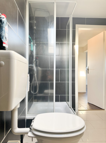 Modern & Fully Furnished Attic Apartment with 5 Single Beds – Ideal for Business Travelers - Gallery - 16