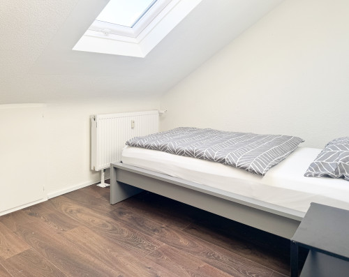 Modern & Fully Furnished Attic Apartment with 5 Single Beds – Ideal for Business Travelers - Gallery - 13