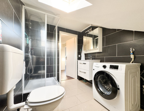 Modern & Fully Furnished Attic Apartment with 5 Single Beds – Ideal for Business Travelers - Gallery - 9