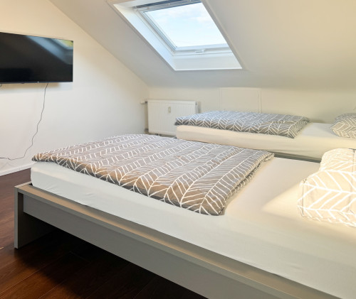 Modern & Fully Furnished Attic Apartment with 5 Single Beds – Ideal for Business Travelers - Gallery - 24