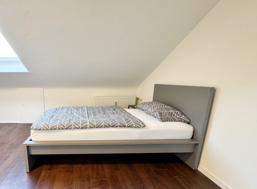 Modern & Fully Furnished Attic Apartment with 5 Single Beds – Ideal for Business Travelers - Gallery - 2