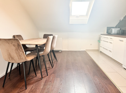 Modern & Fully Furnished Attic Apartment with 5 Single Beds – Ideal for Business Travelers - Gallery - 17