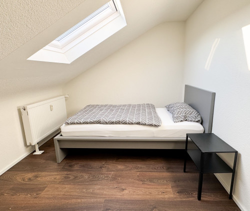 Modern & Fully Furnished Attic Apartment with 5 Single Beds – Ideal for Business Travelers - Gallery - 8