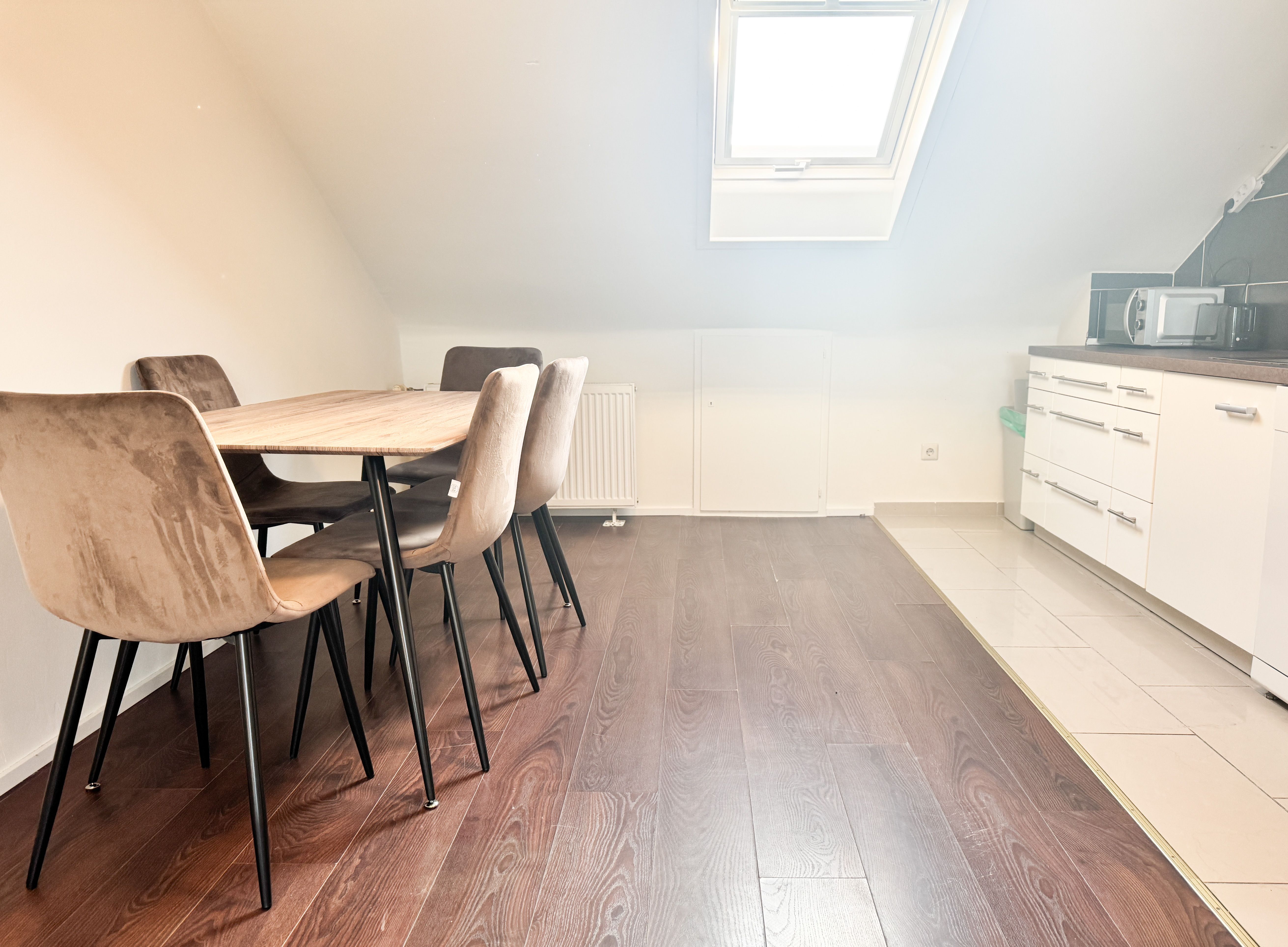 Modern & Fully Furnished Attic Apartment With 5 Single Beds – Ideal For Business Travelers - 16