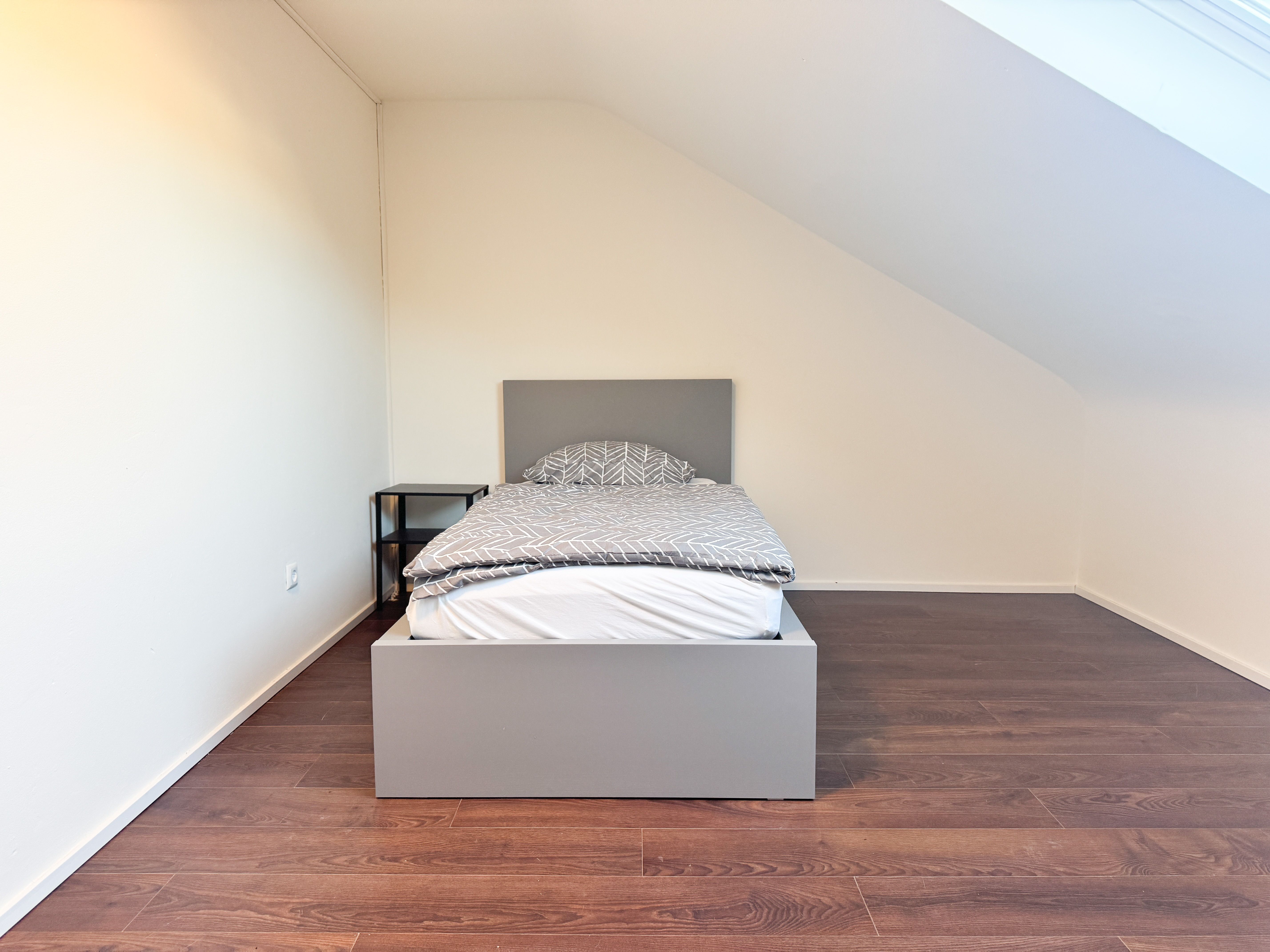 Modern & Fully Furnished Attic Apartment With 5 Single Beds – Ideal For Business Travelers - 4